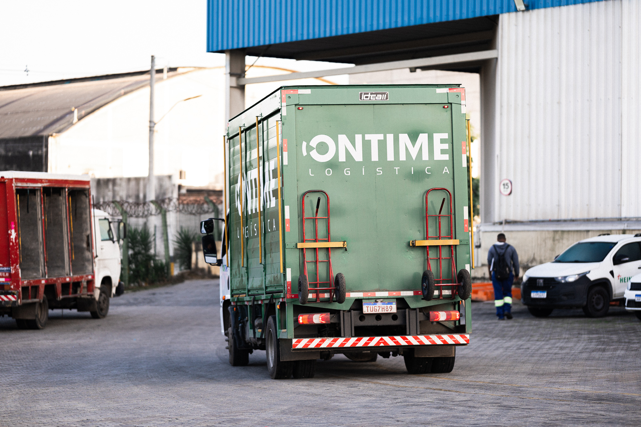 Operação logística Ontime em doca de carregamento